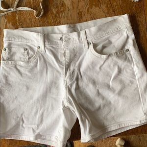 EUC Levi’s 5” white Jean shorts size 30